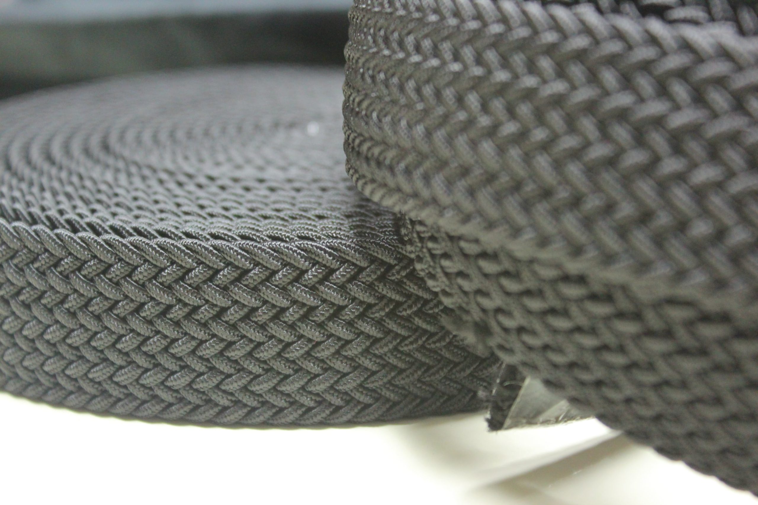 Understanding the Differences Between Knitted Webbing and Braided Webbing