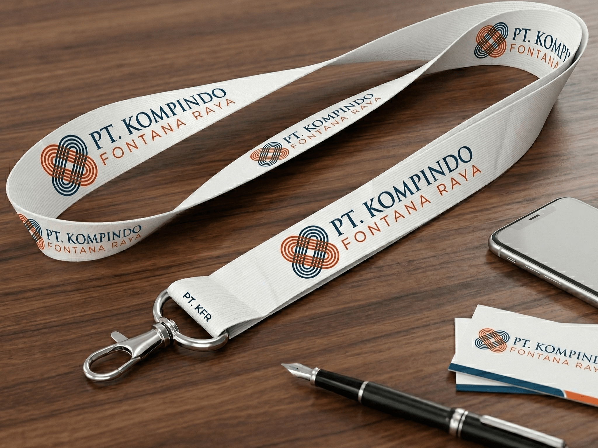 Tali Lanyard di Meja Kantor